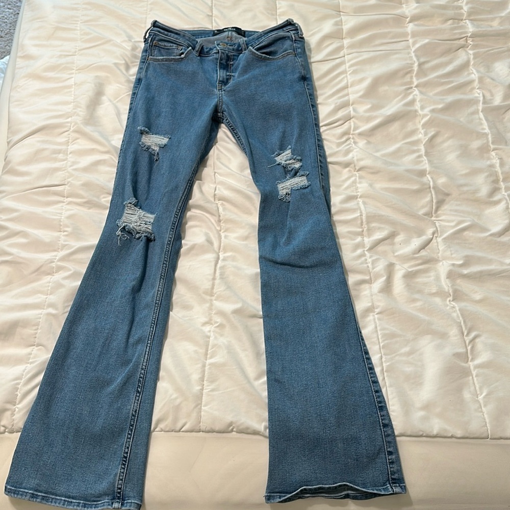 Hollister low-rise, boot cut jeans in 27W, 33L